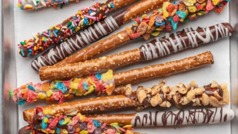 Easy Chocolate Dipped Pretzel Rods